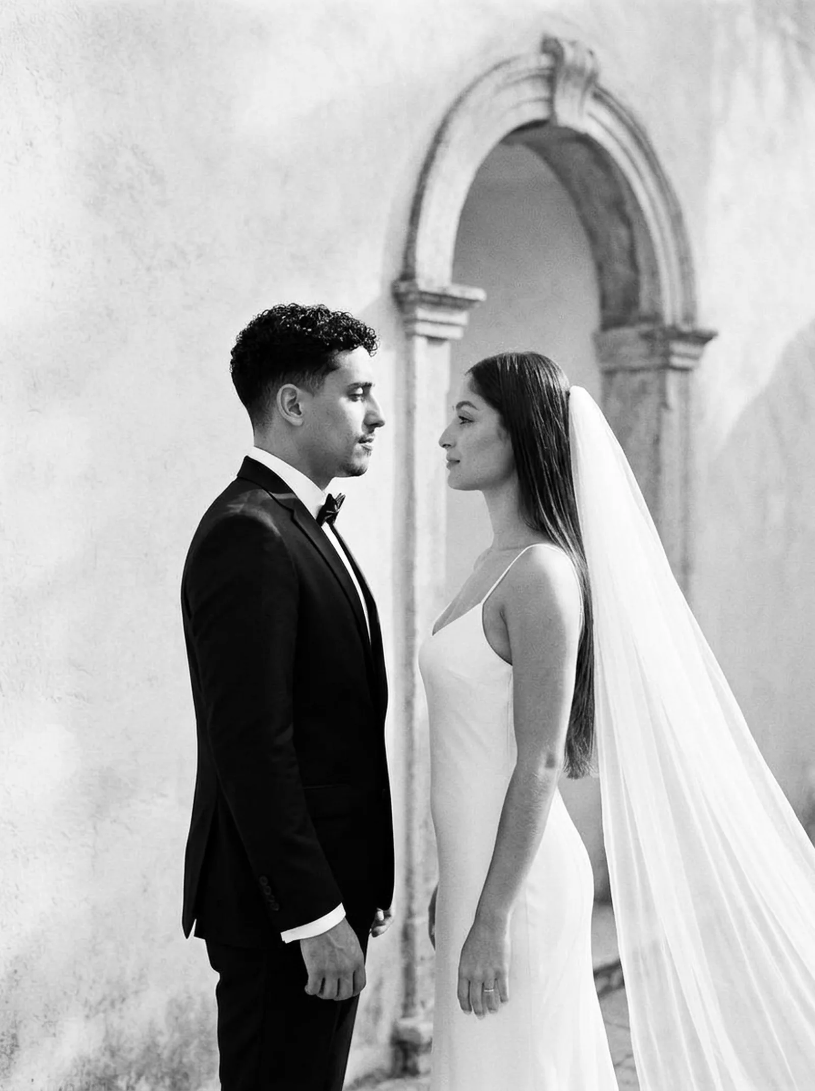 Casal em traje social completo